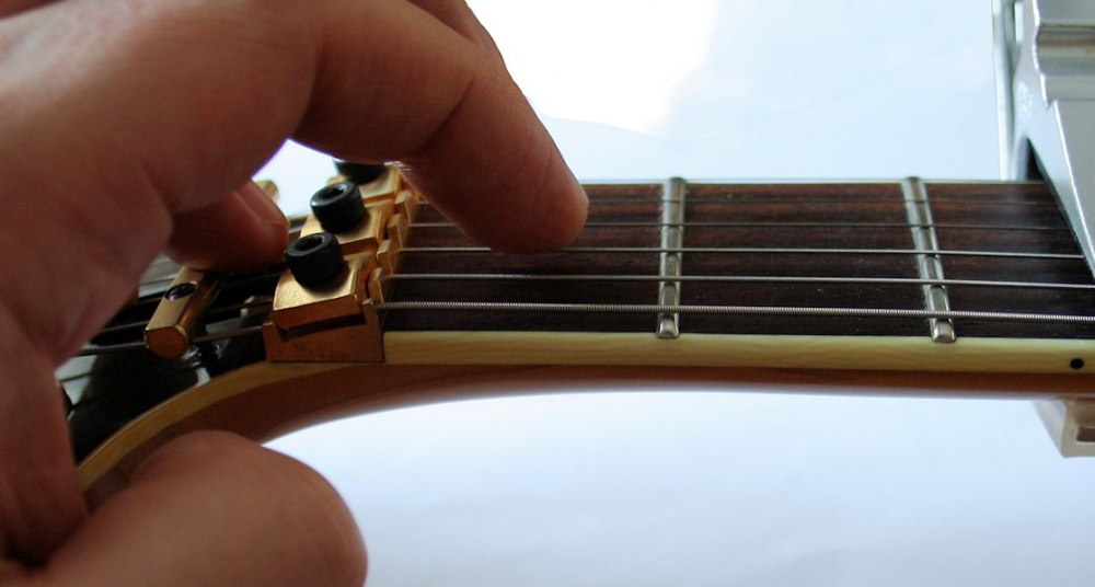 Solidbody Setup III Nut height check and adjustment Instrument